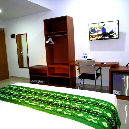 Hotel Delima Банджармасин Экстерьер фото